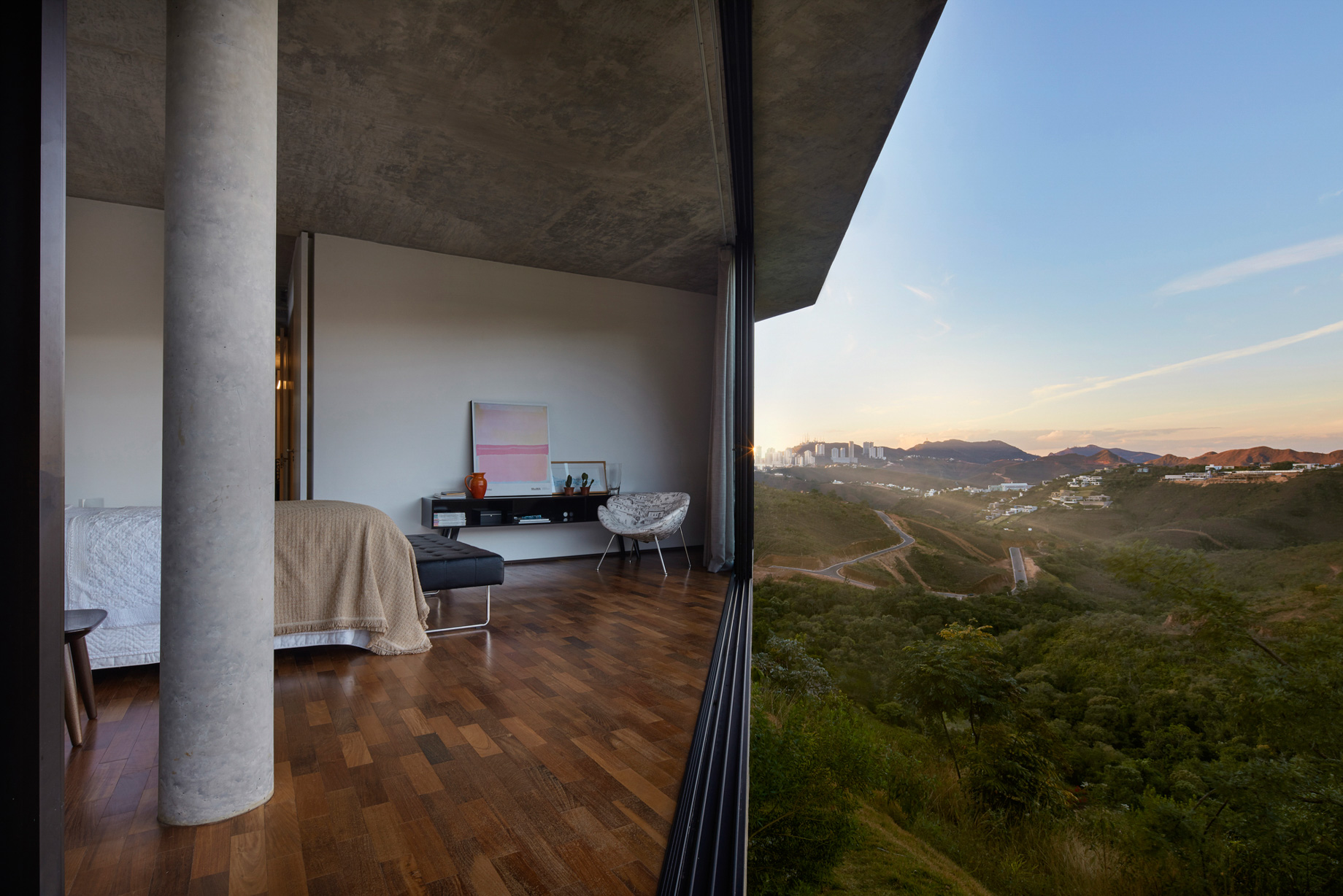 Inclined Concrete Slab House – Nova Lima, Brazil