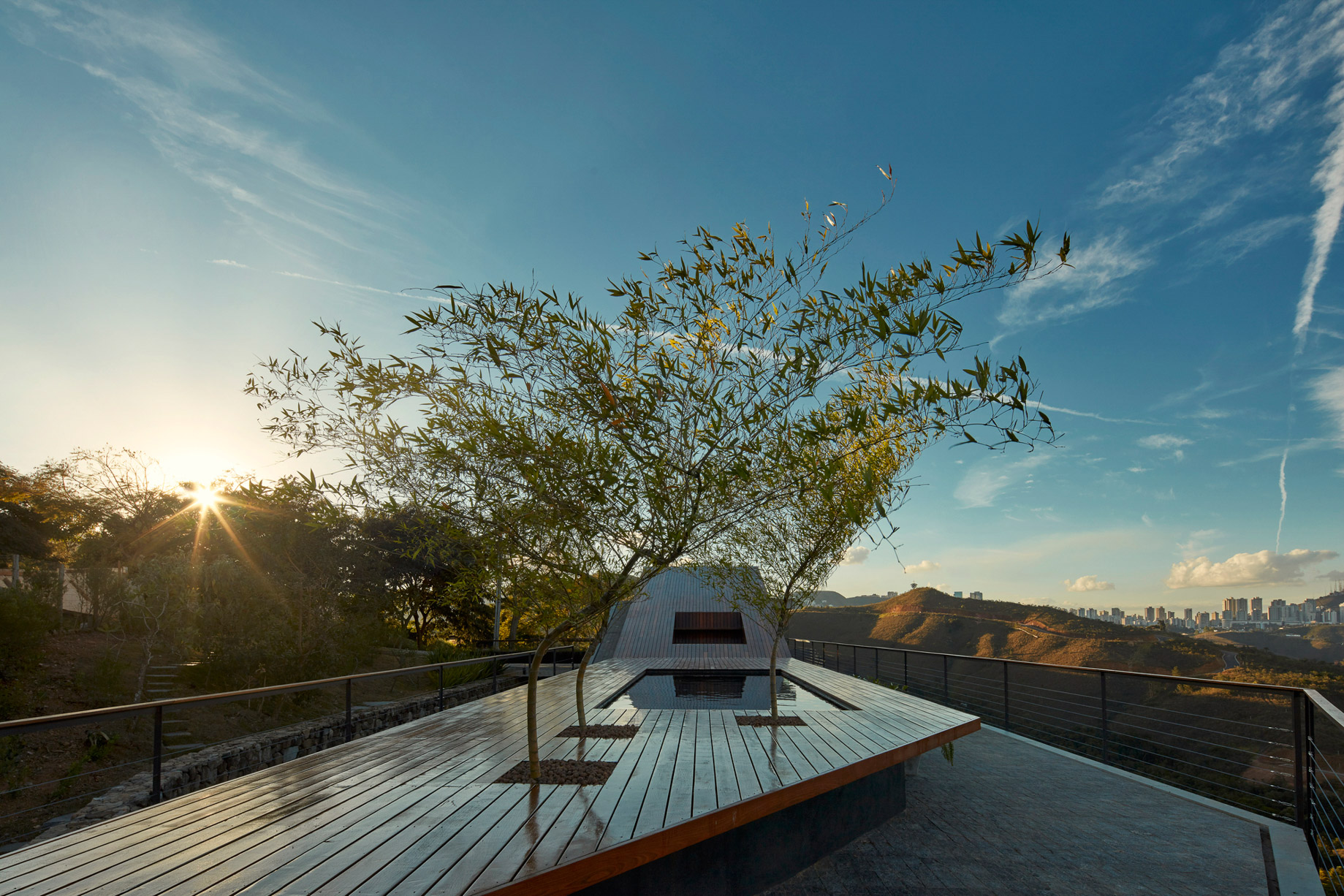 Inclined Concrete Slab House - Nova Lima, Brazil