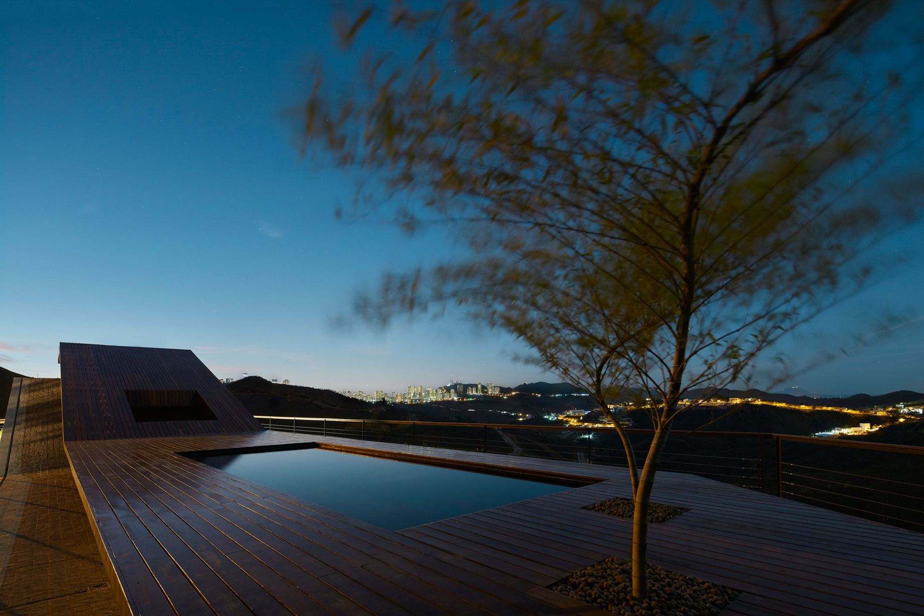 Inclined Concrete Slab House - Nova Lima, Brazil