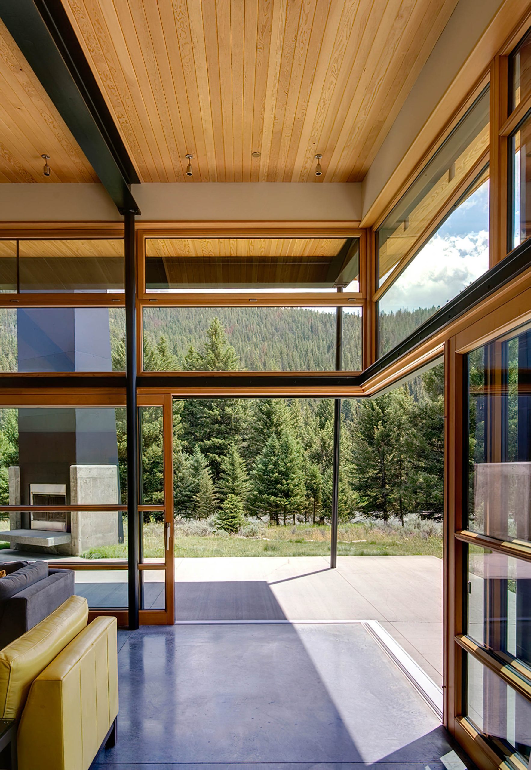 River Bank Sustainable Luxury House – Big Sky, MT, USA