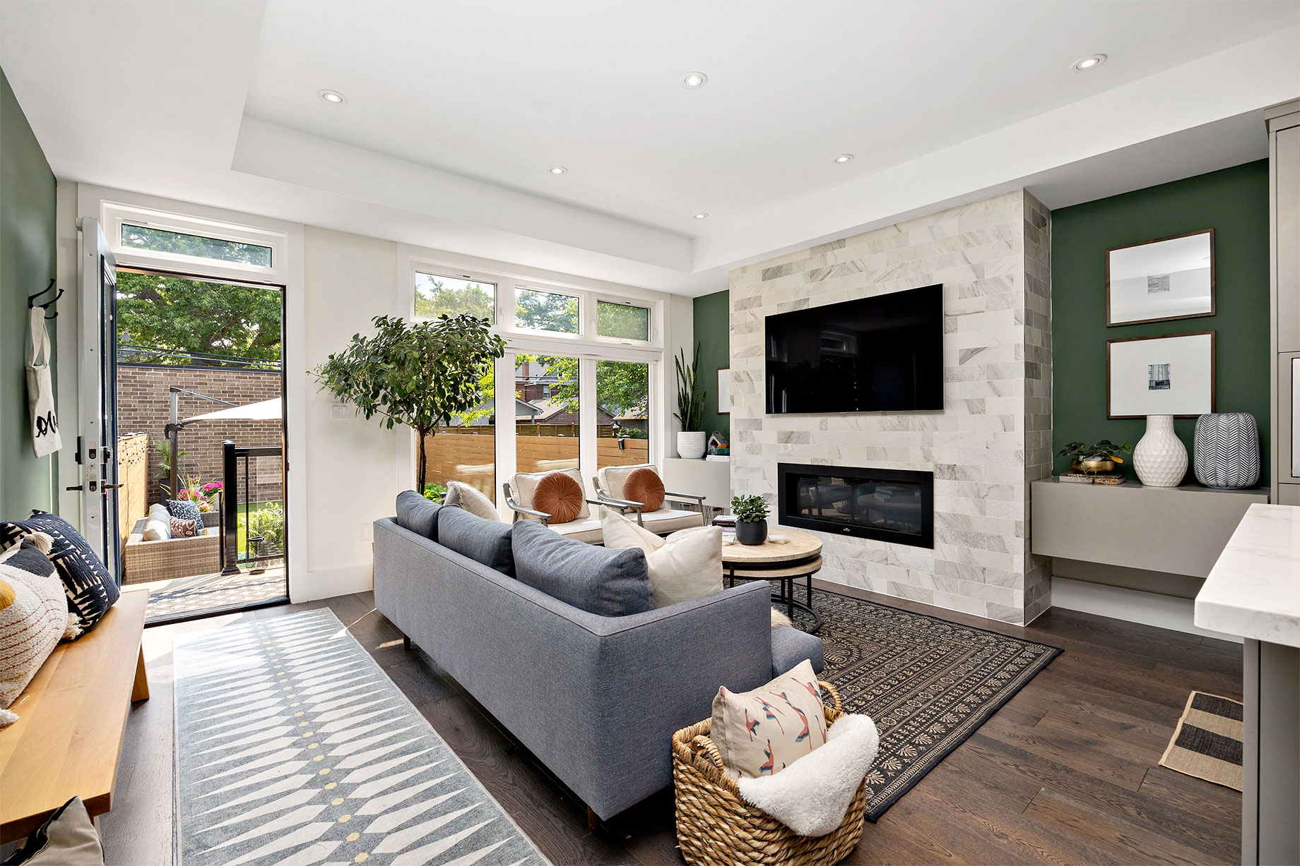 Modern Living Room Design with Backyard Court