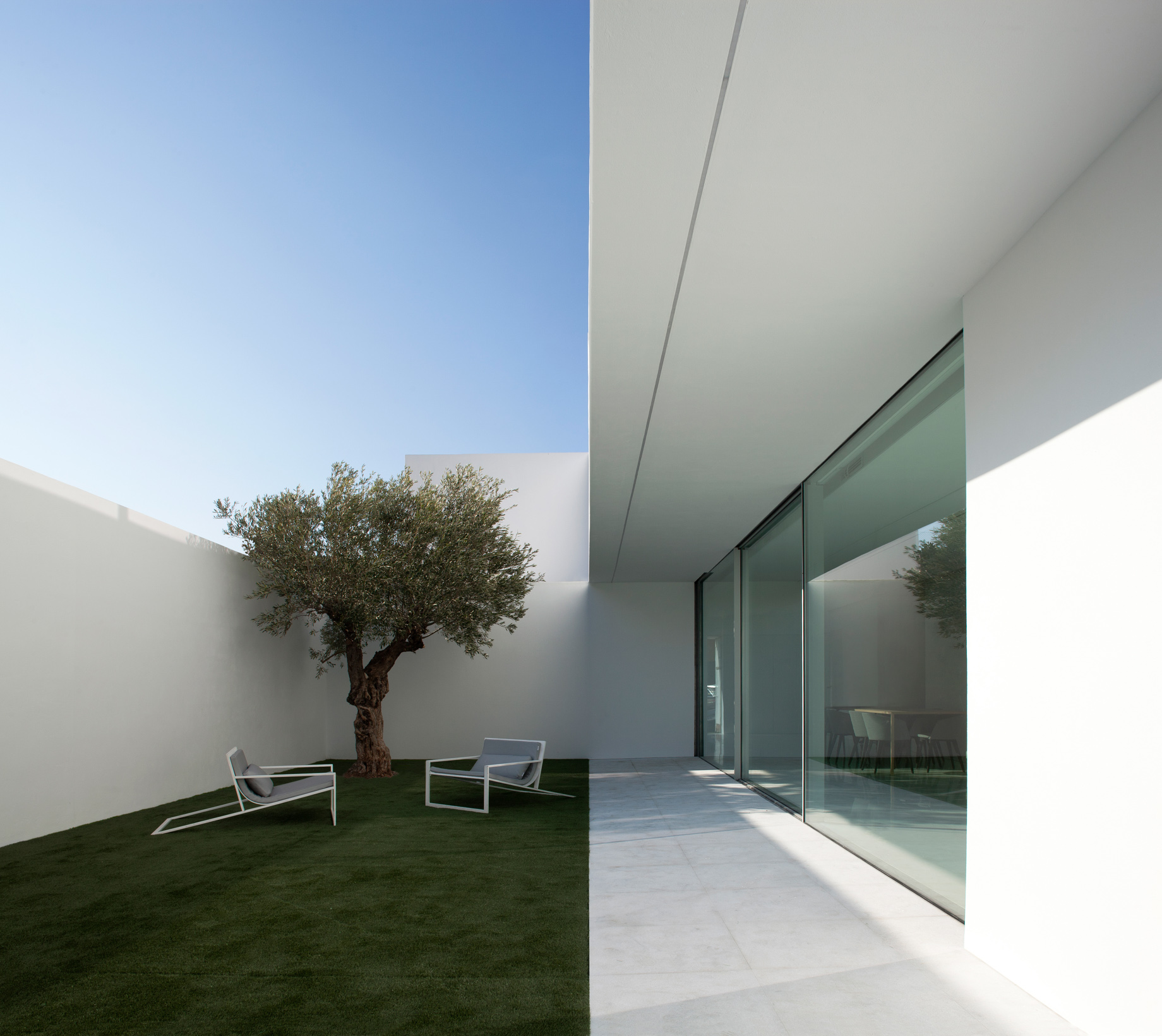 Pati Blau House Modern Farmhouse Minimal Design Residence – Valencia, Spain – 10