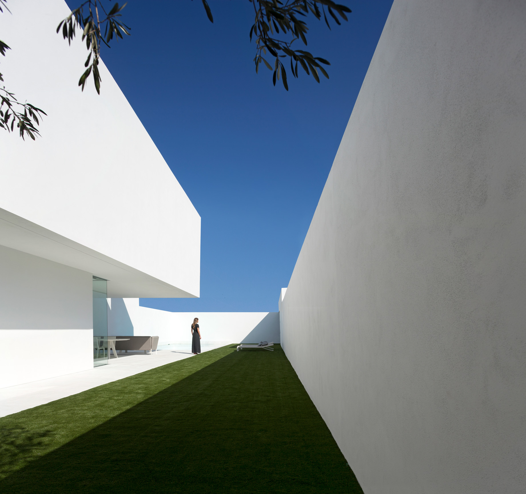 Pati Blau House Modern Farmhouse Minimal Design Residence – Valencia, Spain – 4