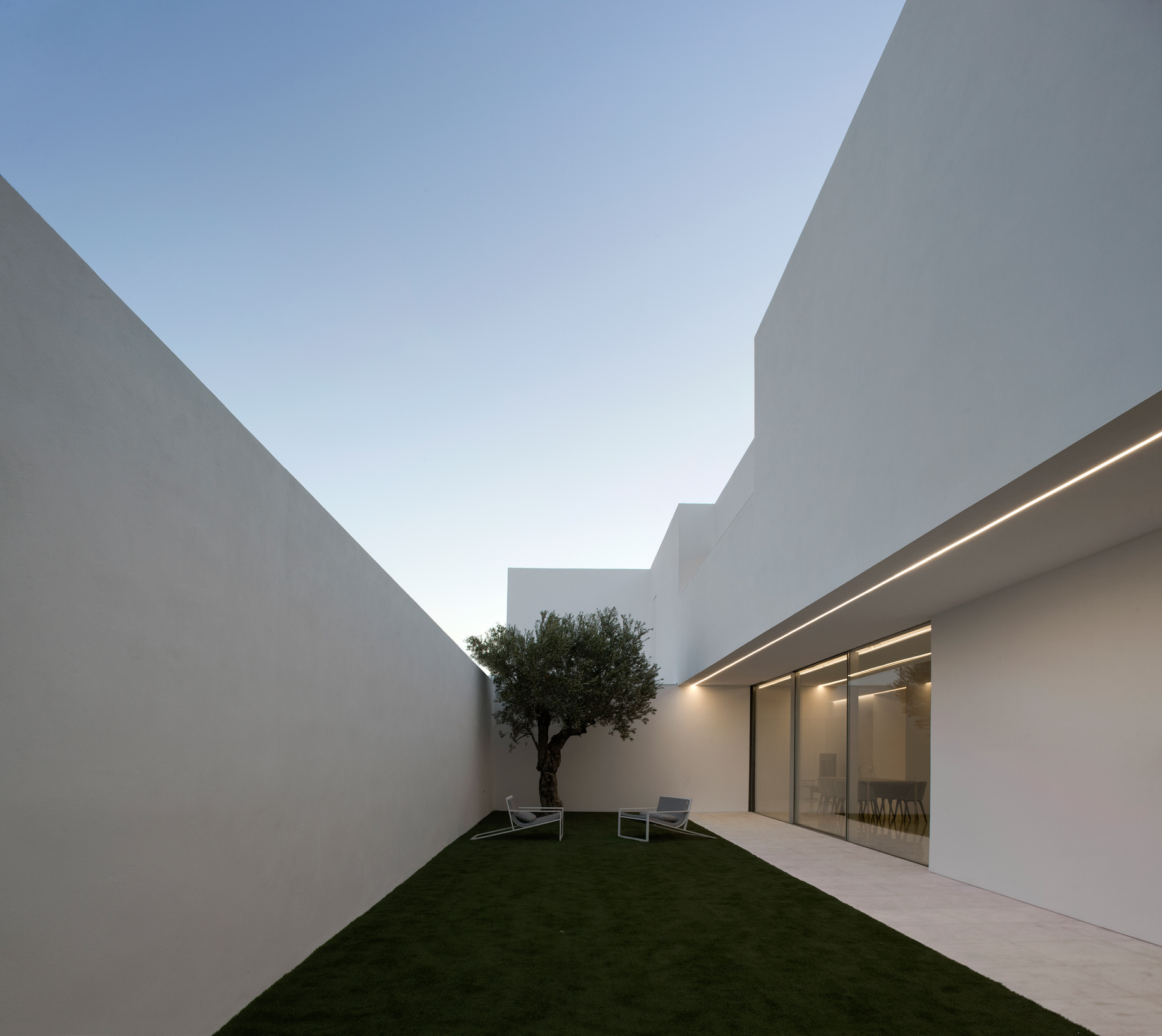 Pati Blau House Modern Farmhouse Minimal Design Residence – Valencia, Spain – 57