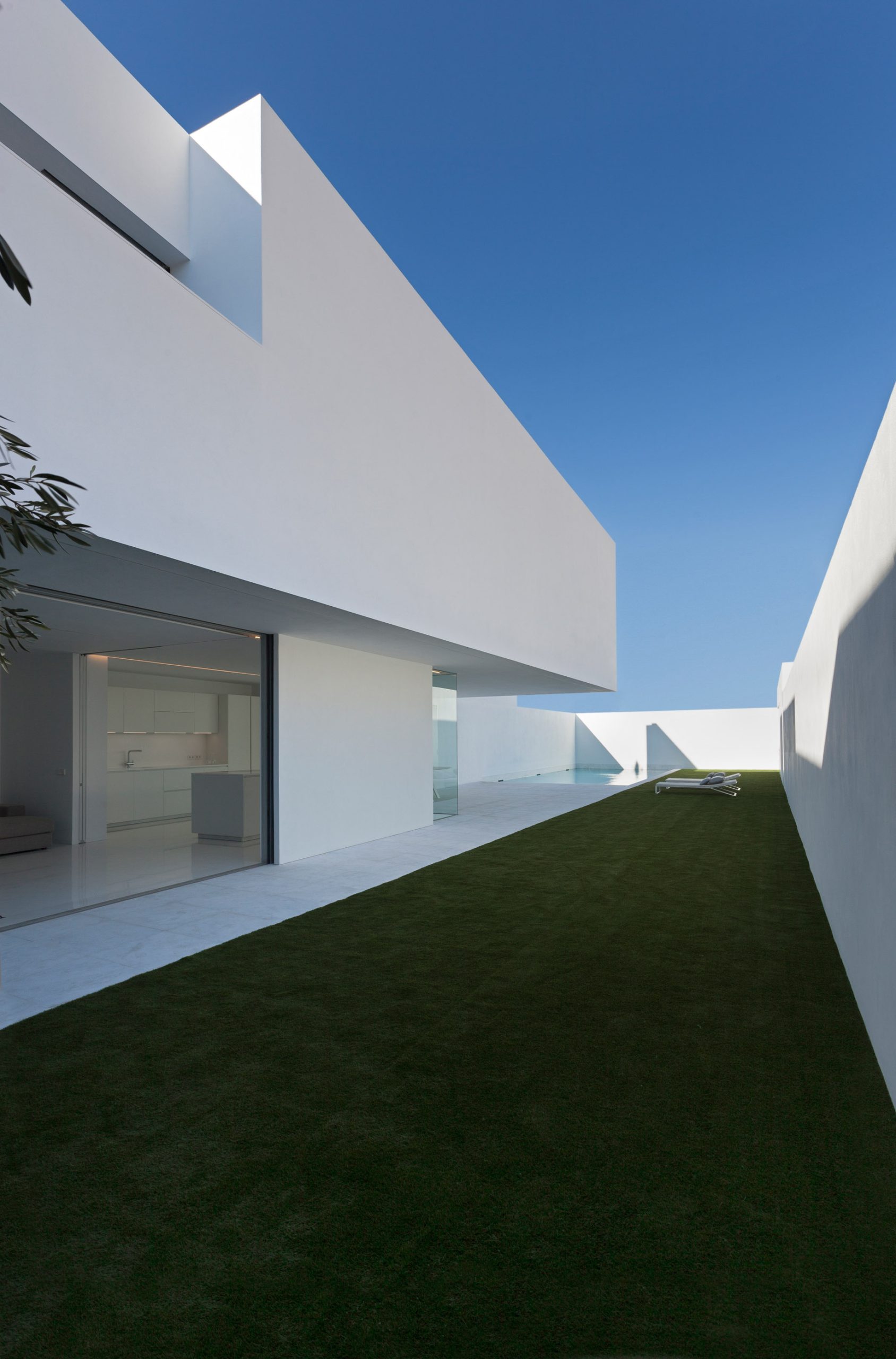 Pati Blau House Modern Farmhouse Minimal Design Residence – Valencia, Spain – 7