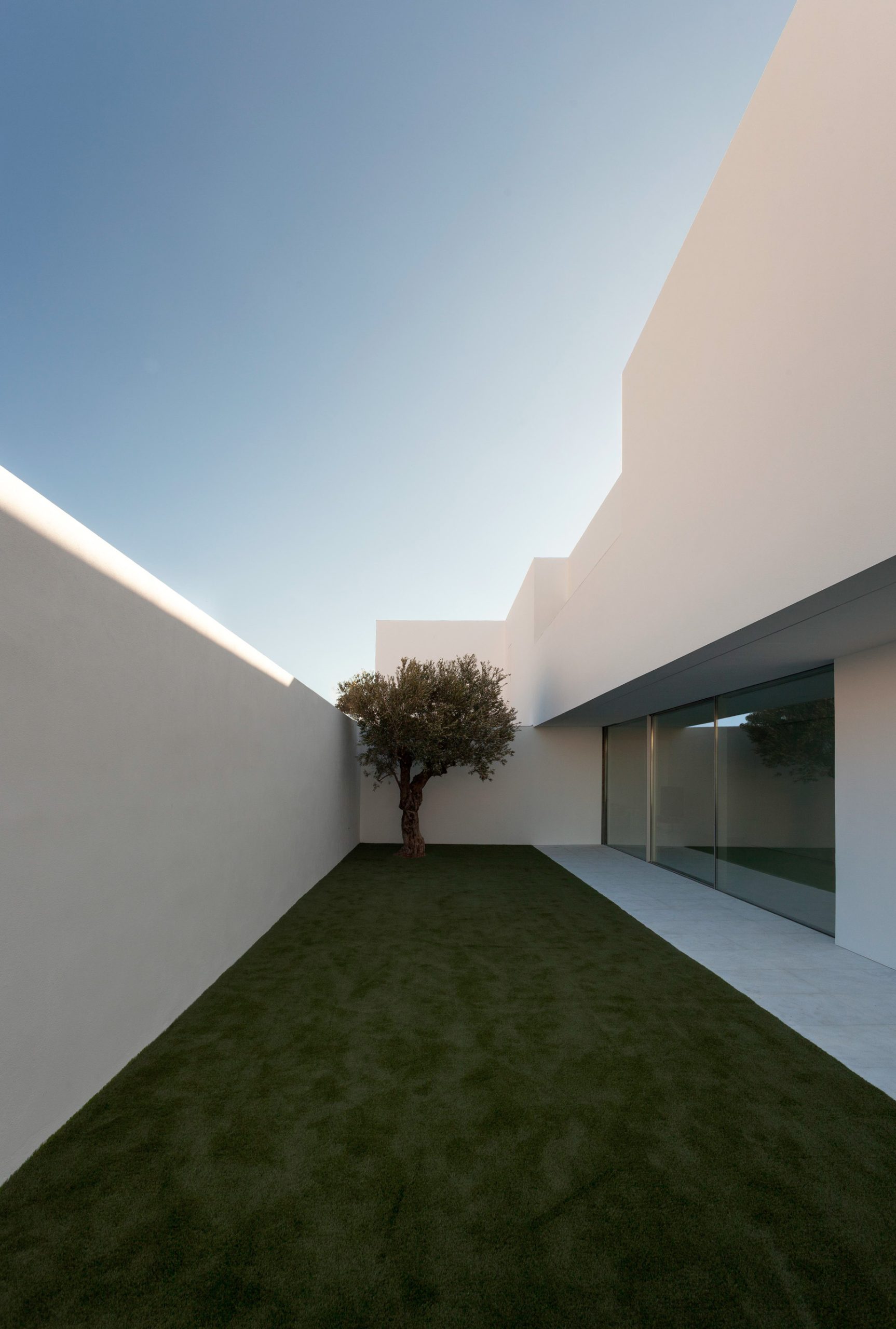 Pati Blau House Modern Farmhouse Minimal Design Residence – Valencia, Spain – 9