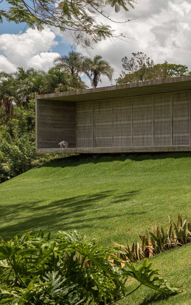Lake House Modern Residence - Uberlandia, Minas Gerais, Brazil - 11