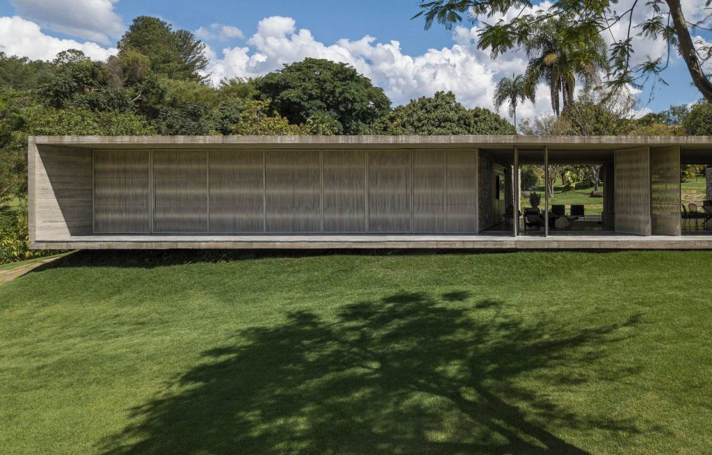 Lake House Modern Residence - Uberlandia, Minas Gerais, Brazil - 13
