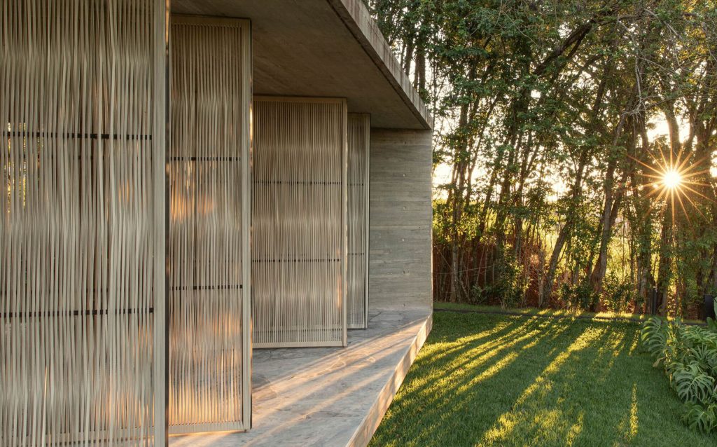 Lake House Modern Residence - Uberlandia, Minas Gerais, Brazil - 14