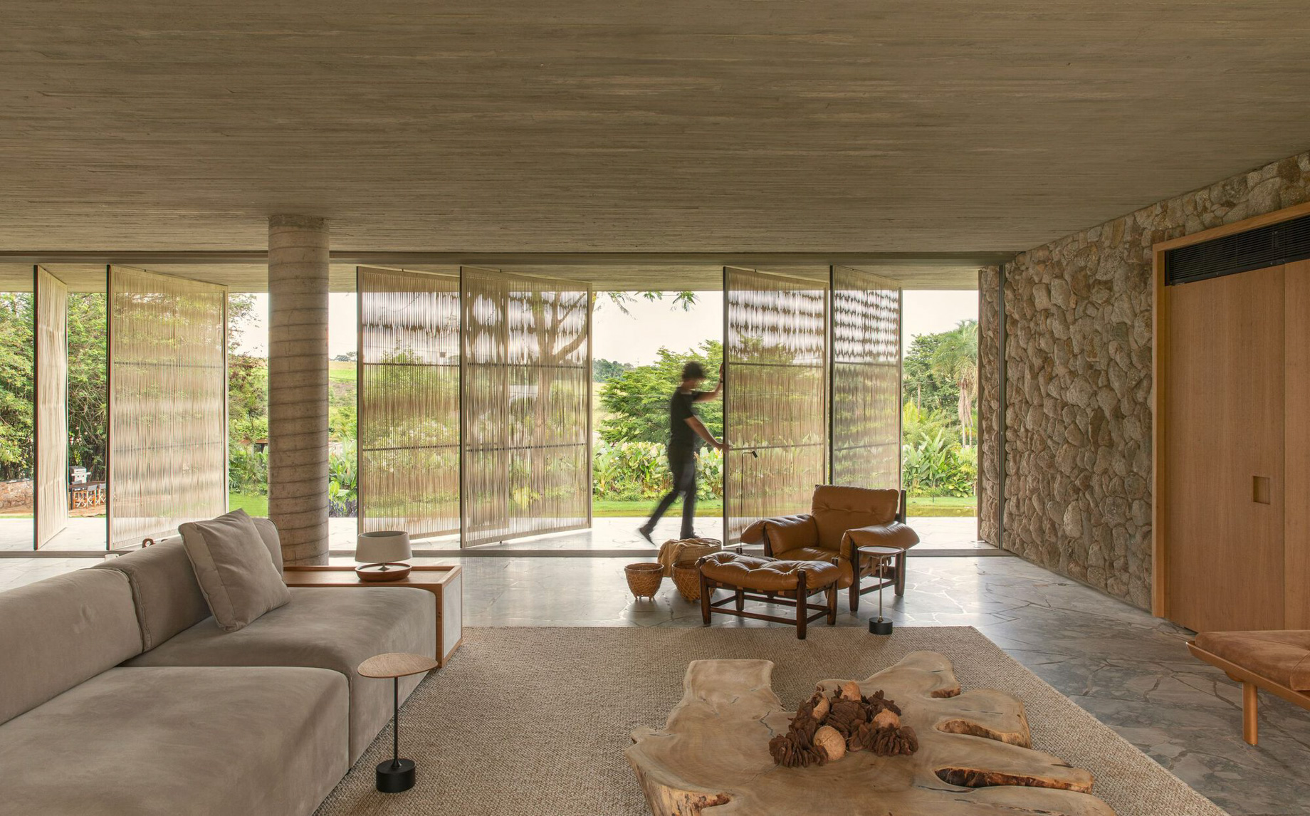Lake House Modern Residence – Uberlandia, Minas Gerais, Brazil – 31