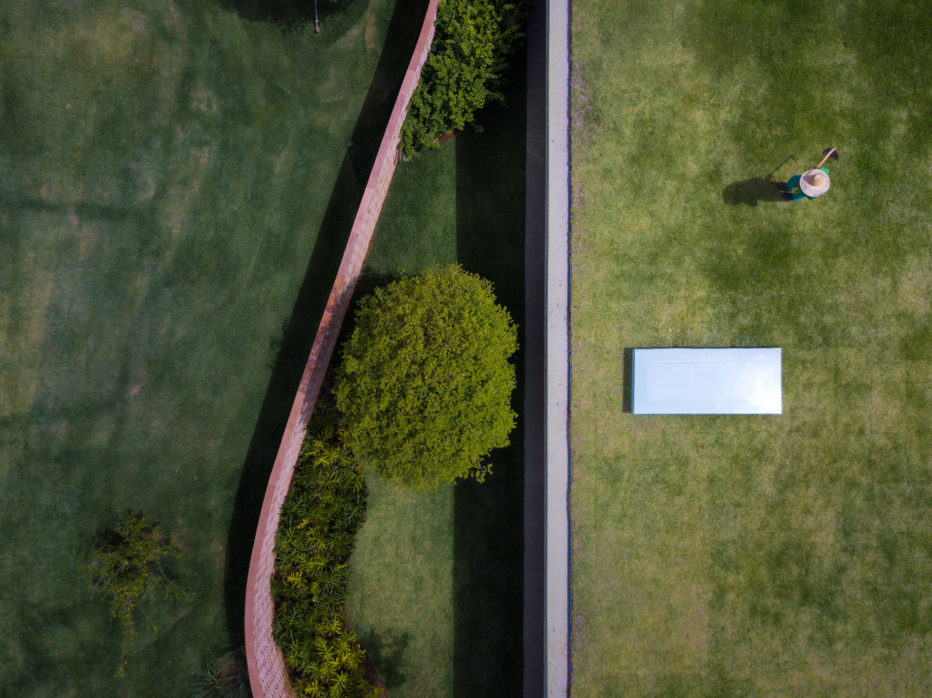 Planar Horizontal Grass Roof House – Porto Feliz, São Paulo, Brazil – 10