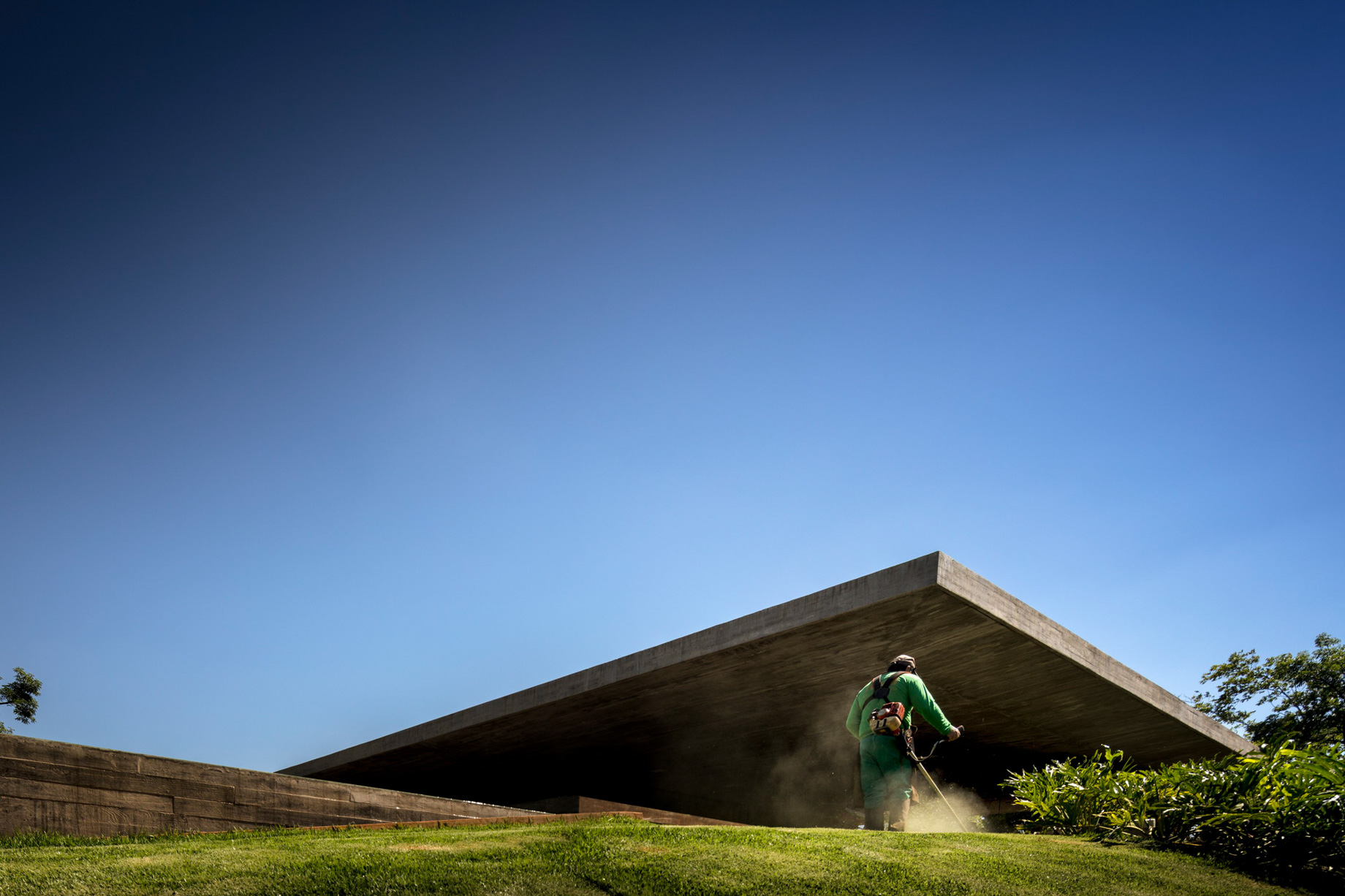 Planar Horizontal Grass Roof House – Porto Feliz, São Paulo, Brazil – 14