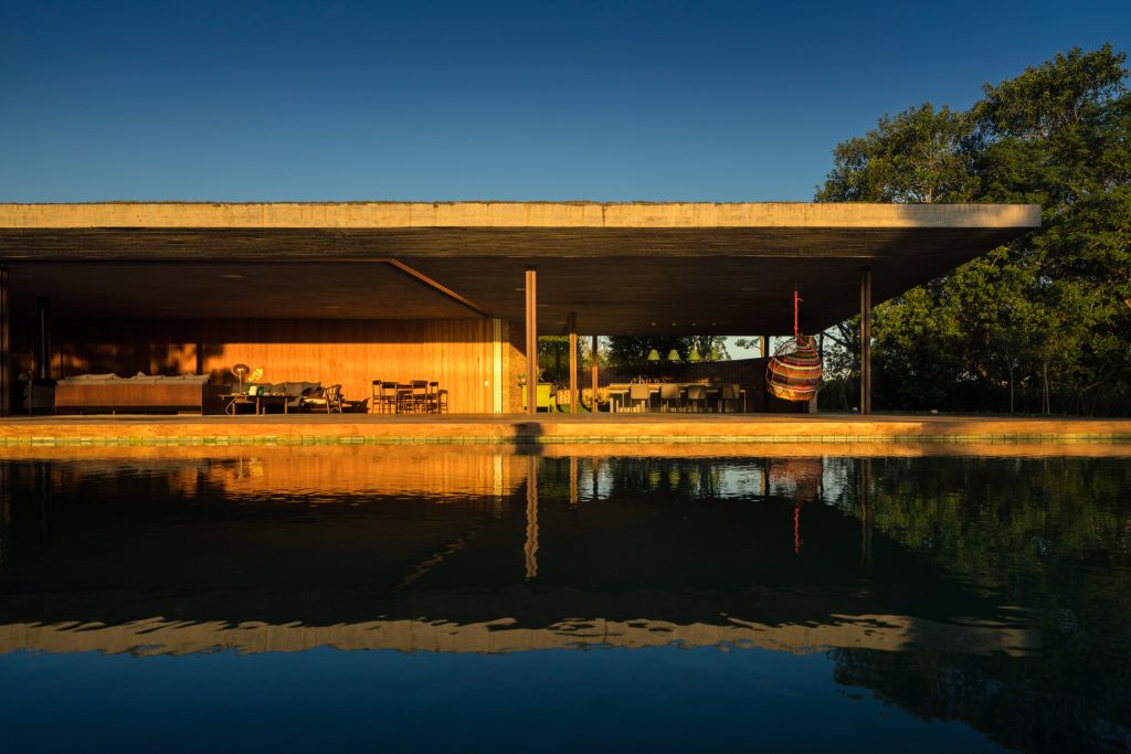 Planar Horizontal Grass Roof House - Porto Feliz, São Paulo, Brazil - 19