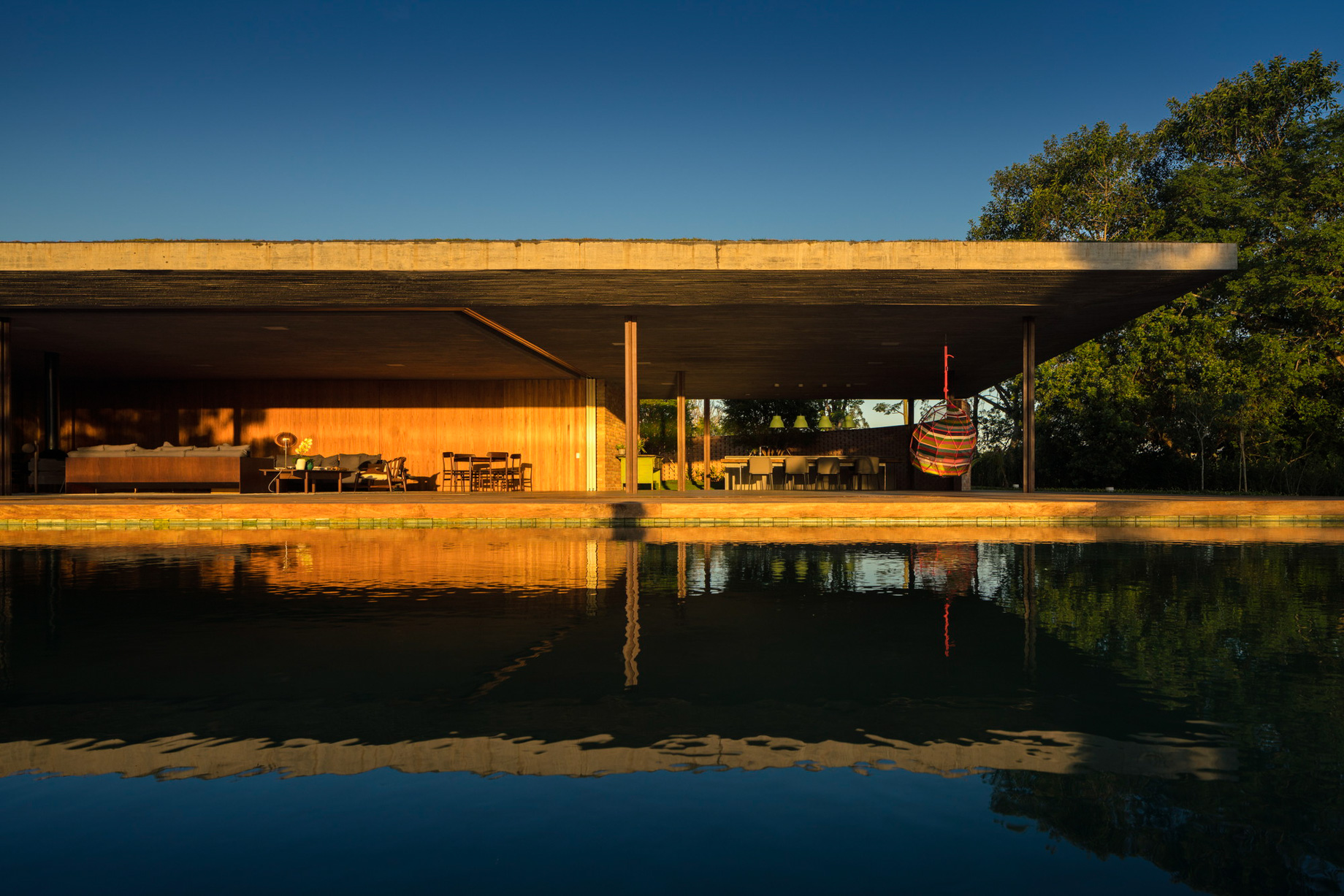 Planar Horizontal Grass Roof House – Porto Feliz, São Paulo, Brazil – 19