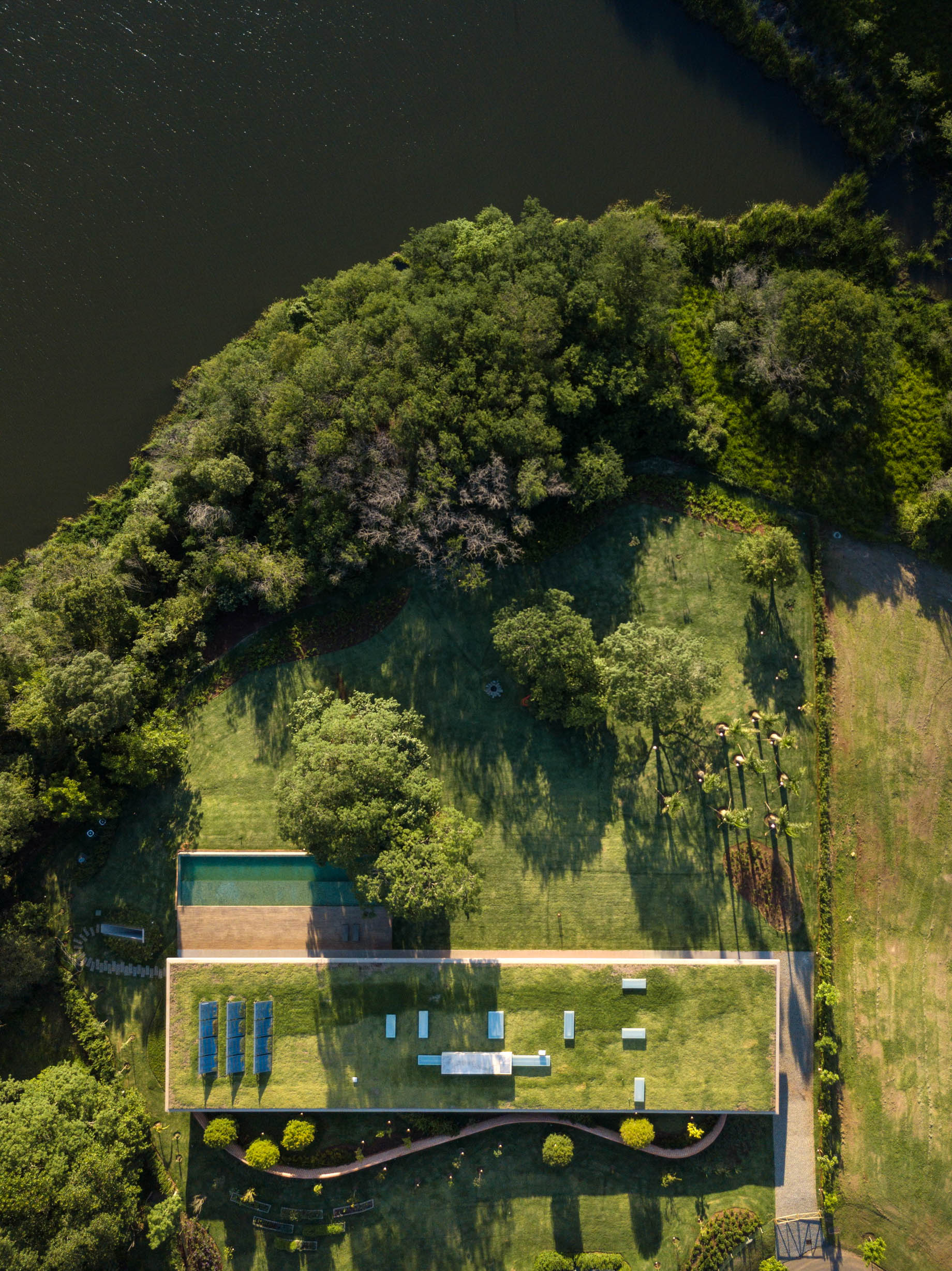 Planar Horizontal Grass Roof House – Porto Feliz, São Paulo, Brazil – 3