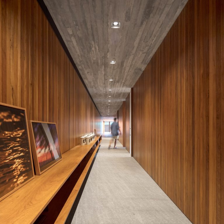 Planar Horizontal Grass Roof House – Porto Feliz, São Paulo, Brazil – 34