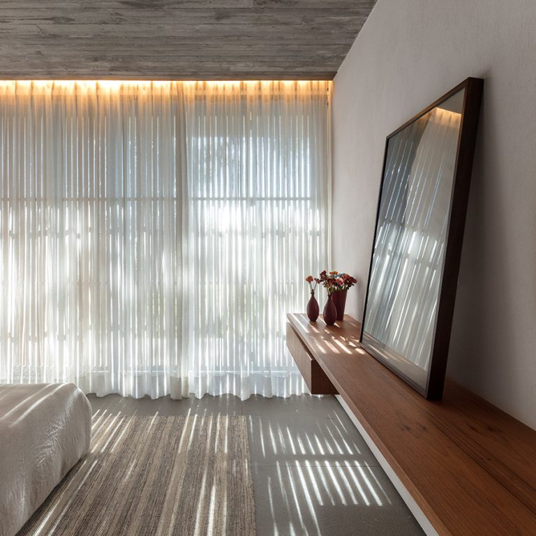 Planar Horizontal Grass Roof House – Porto Feliz, São Paulo, Brazil – 38