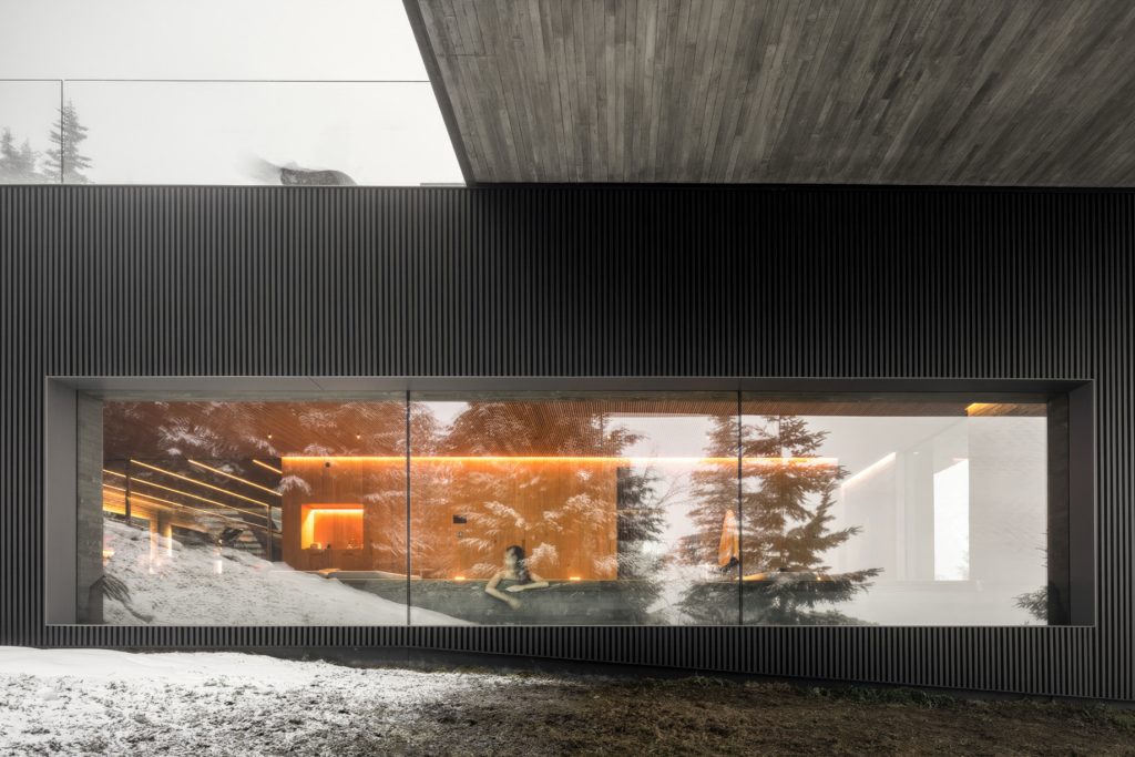 Flag House Glass Box Residence - Sunridge Dr, Whistler, BC, Canada - 31