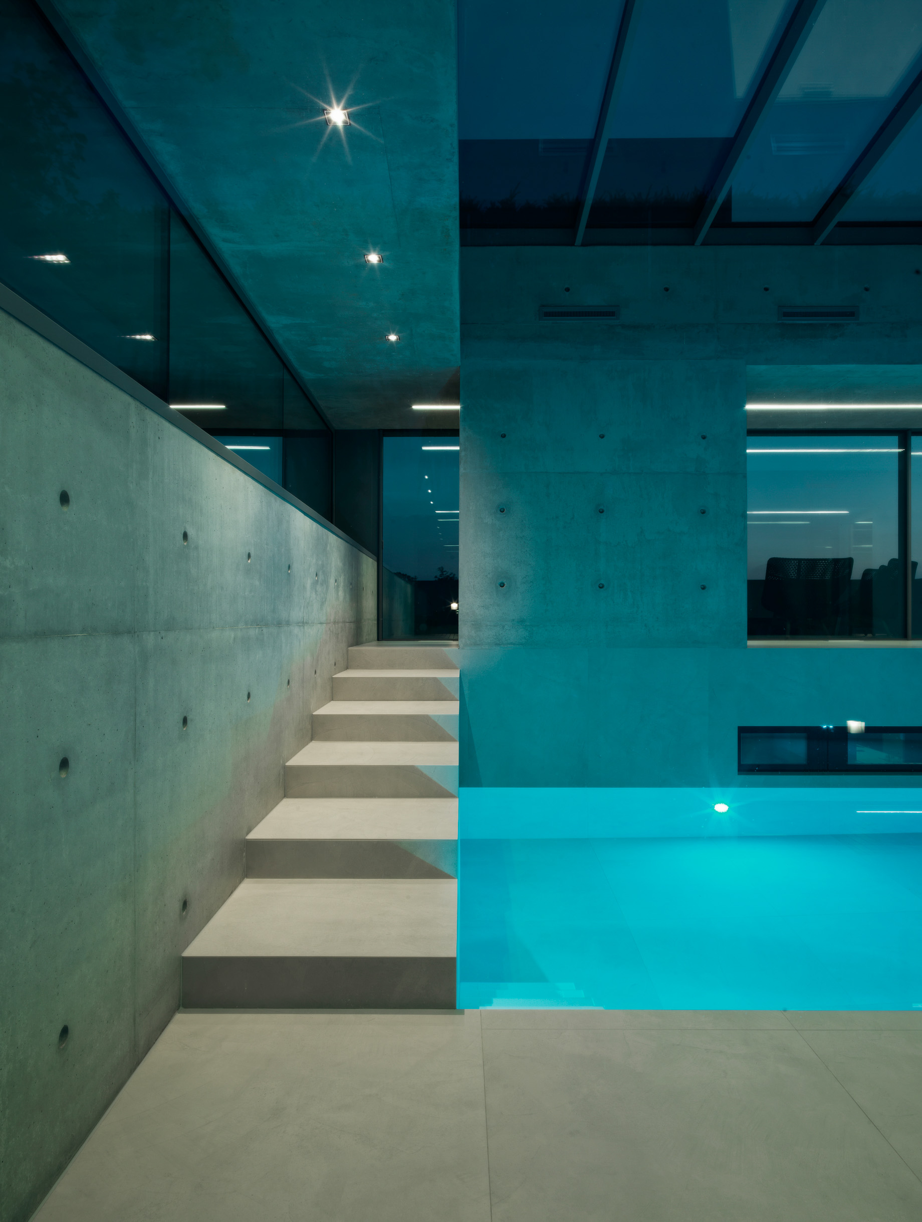 Villa 22 Aquarium-like Indoor Pool Residence – Meuse River, Netherlands – 37
