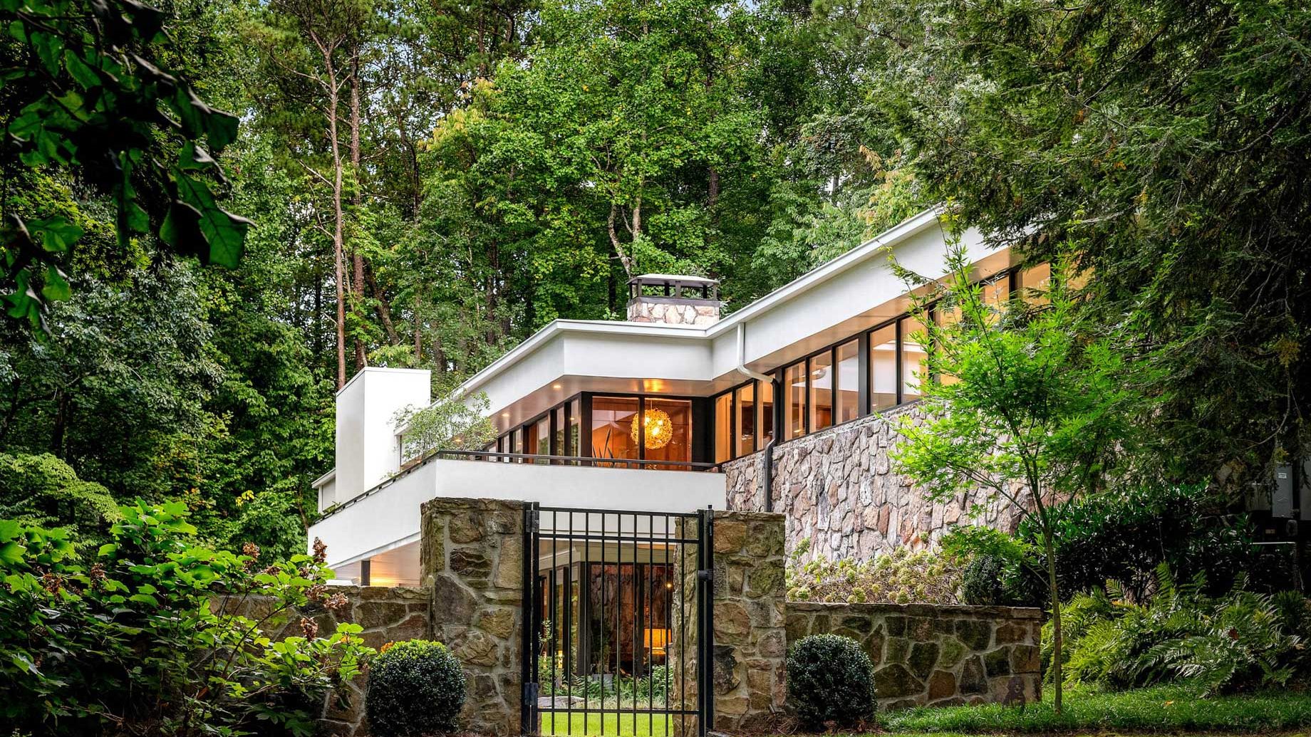1640 Winterthur Close NW, Atlanta, GA, USA 🇺🇸 – SOLD – $2,500,000 – Debra Johnston