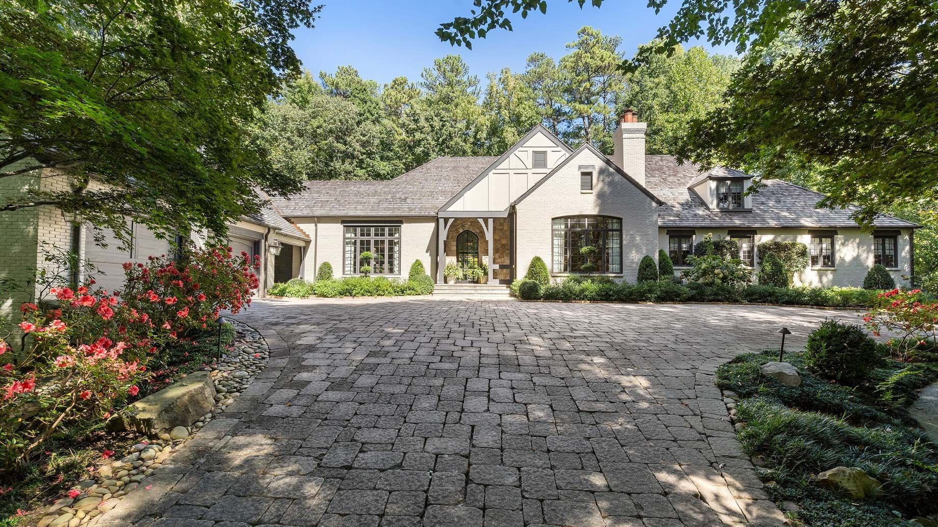 5595 Cross Gate Dr, Sandy Springs, GA 🇺🇸 – SOLD – $3,077,100 – Debra Johnston