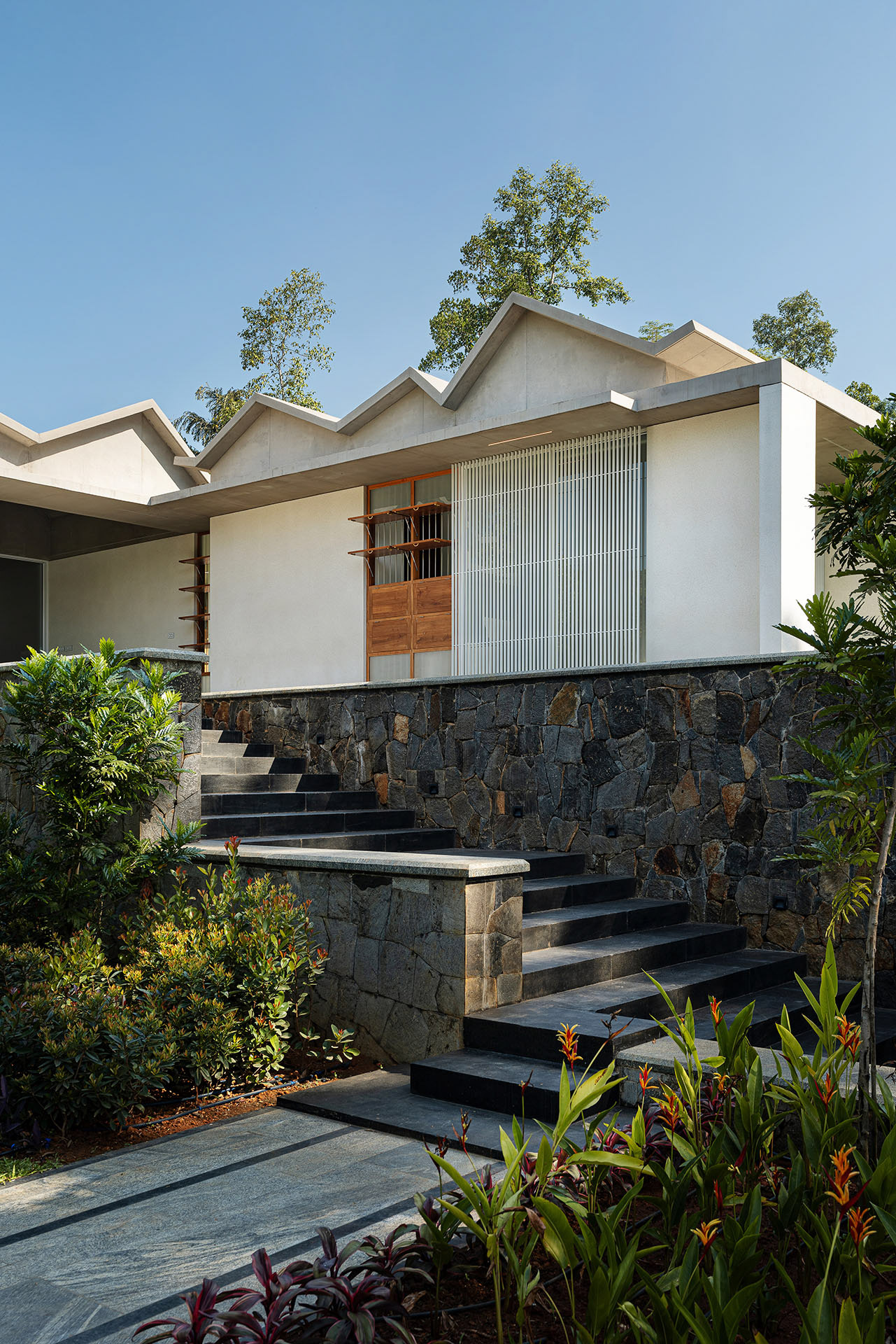 The Crimped Roof House – Poovarany, Kerala, India – 7