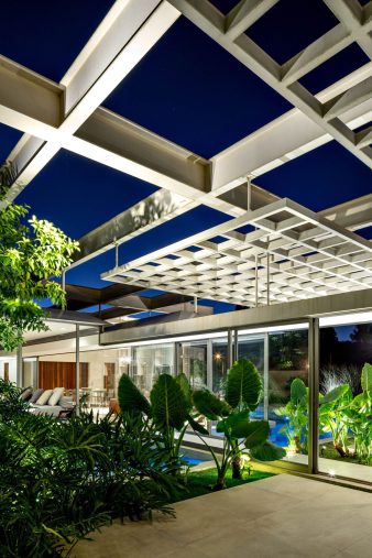 Shadow House Residence - Campinas, Sao Paulo, Brazil - 41