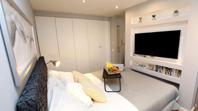 Bed with TV Mountain Footside with Side-to-Side Access