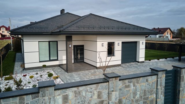 New House Cottage with Fenced Frontyard