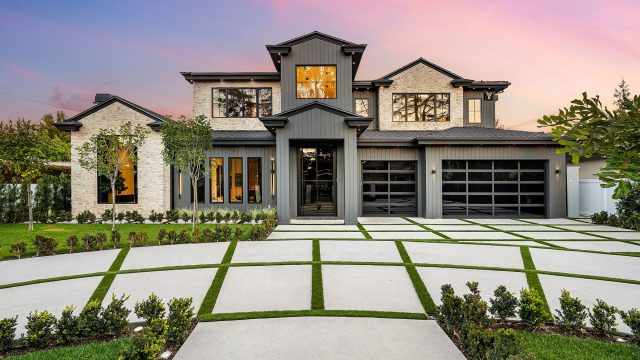 Modern Luxury House with Large Driveway