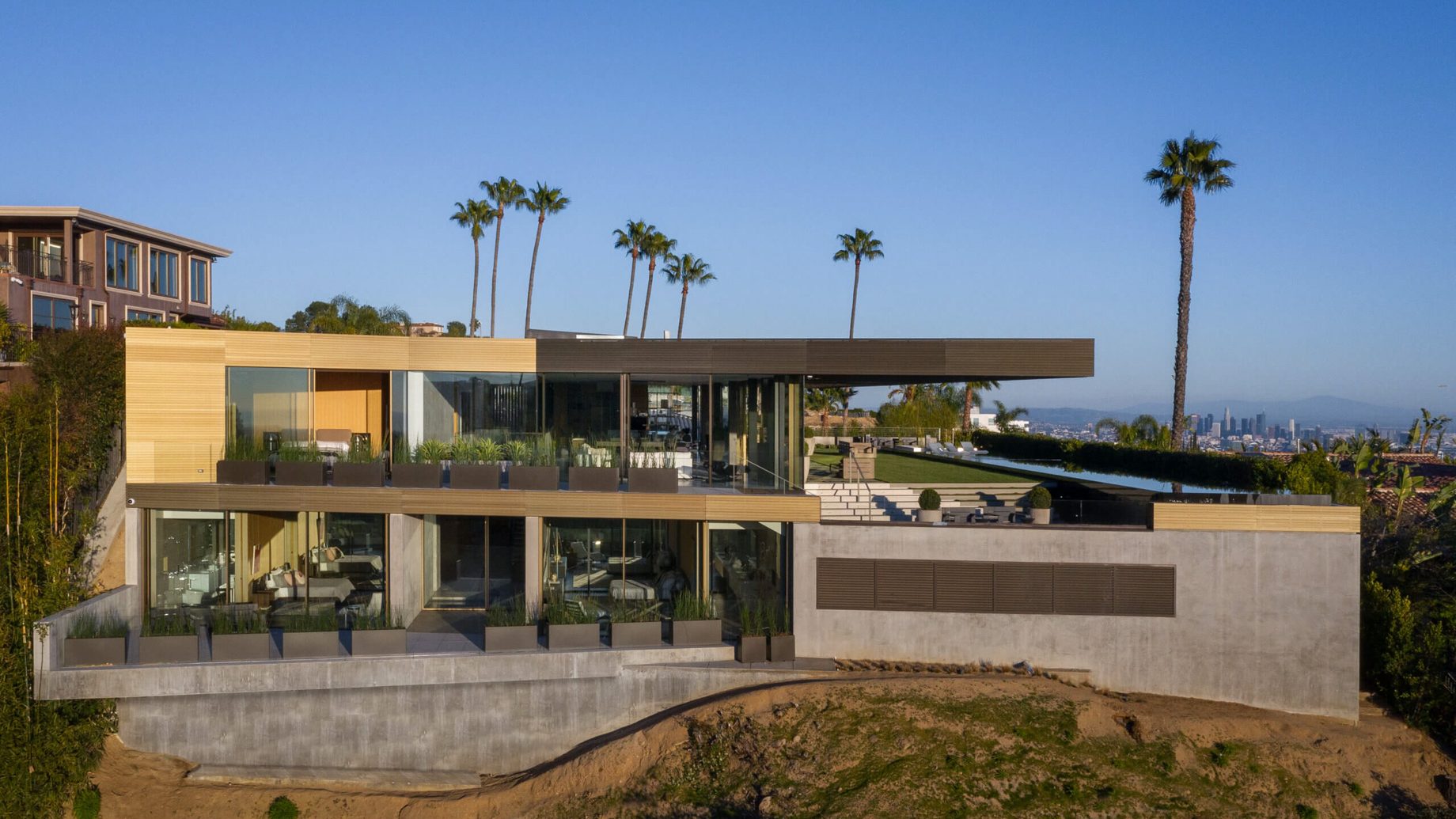 The Bronze House – 9344 Nightingale Dr, Los Angeles, CA, USA 🇺🇸