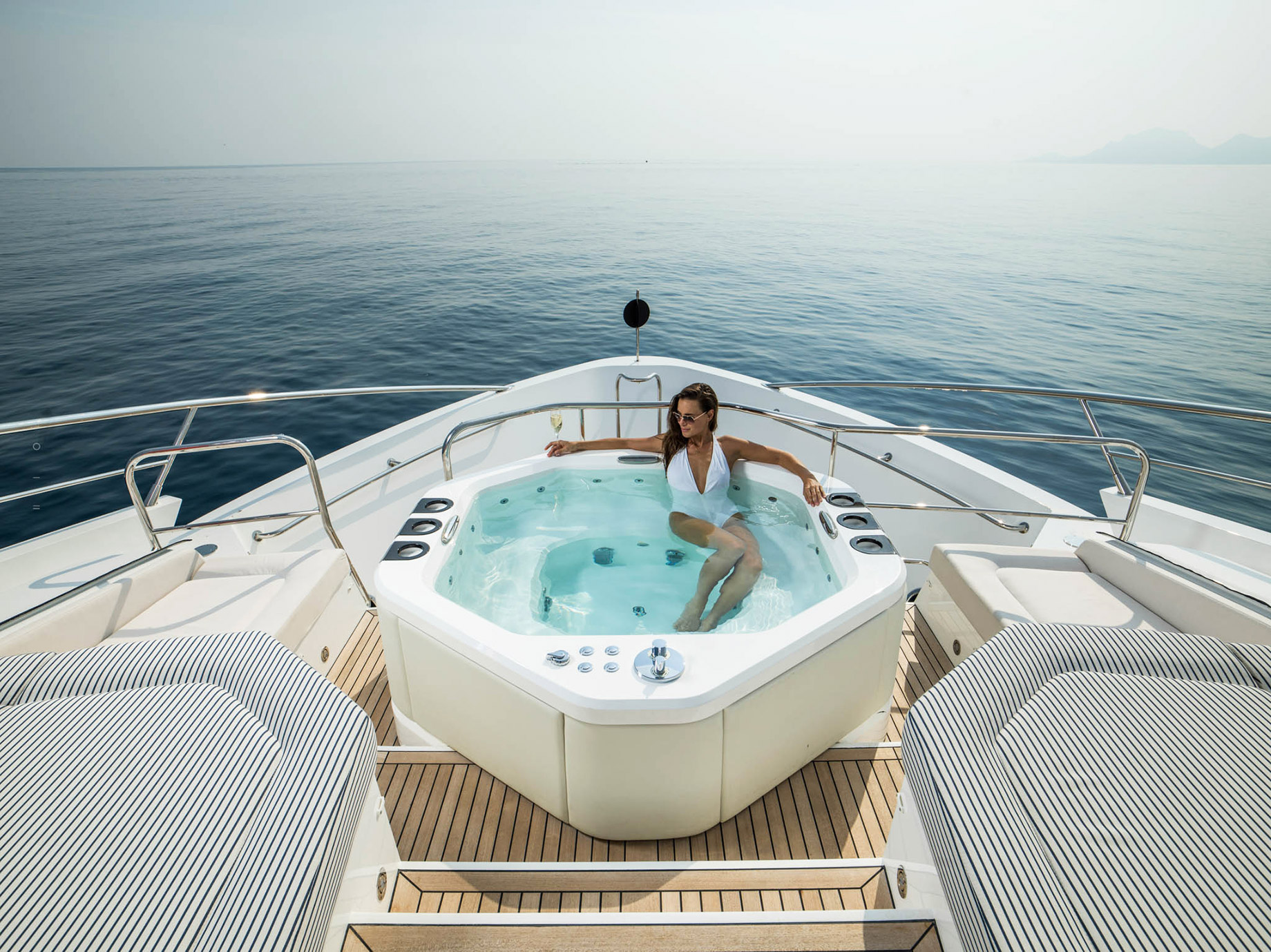 Superyacht FLEUR Jacuzzi - The Glass House at Sea