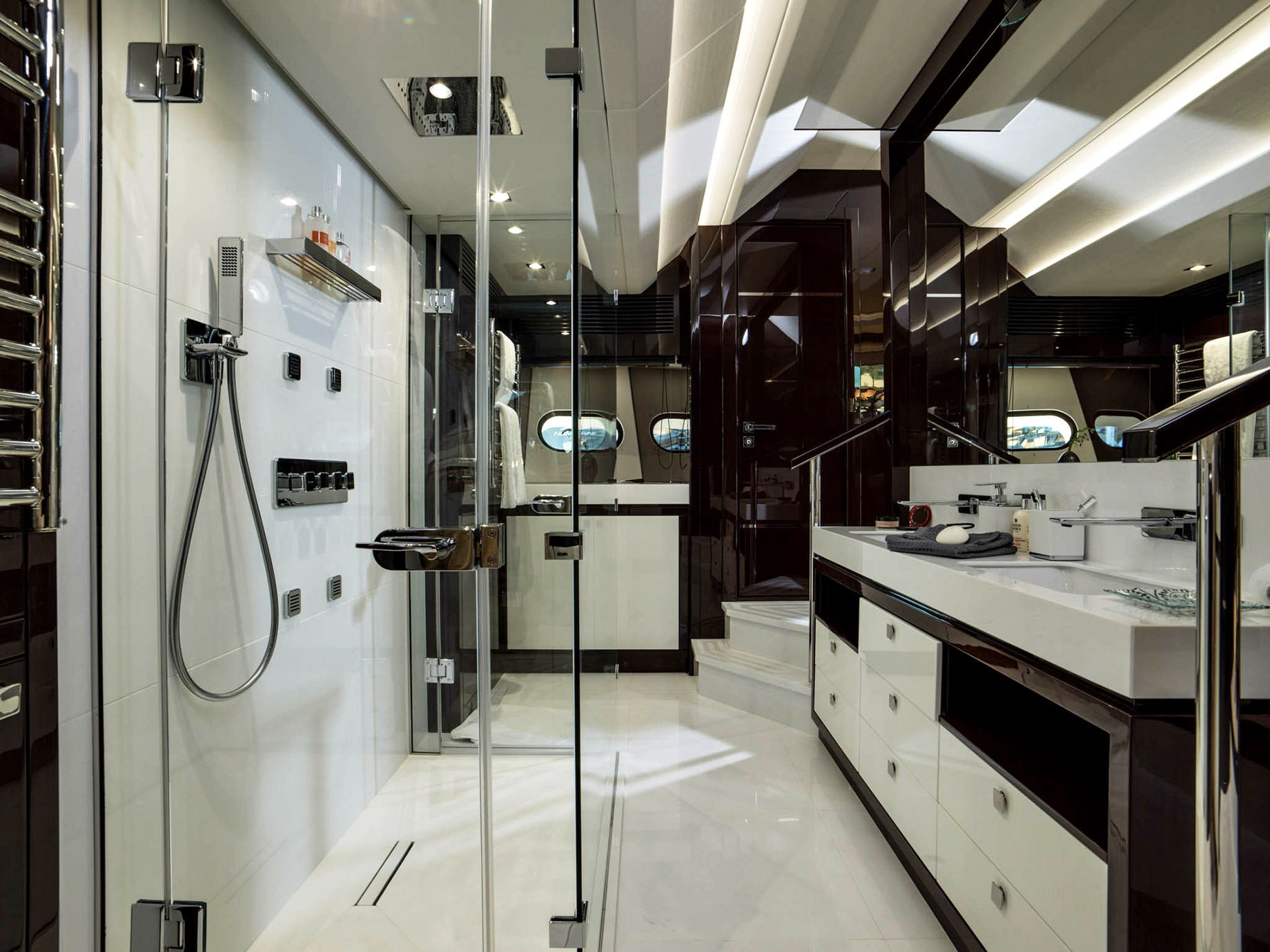 Superyacht FLEUR Master Bathroom - The Glass House at Sea