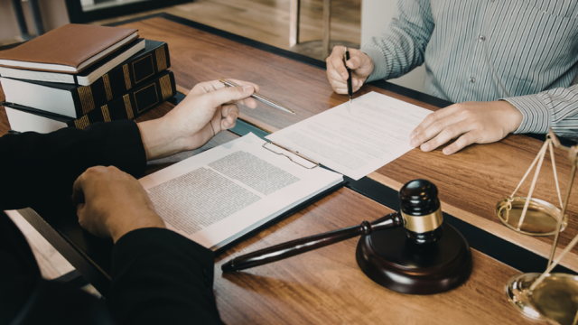 How Truck Accident Injury Lawyers Investigate Crash Evidence