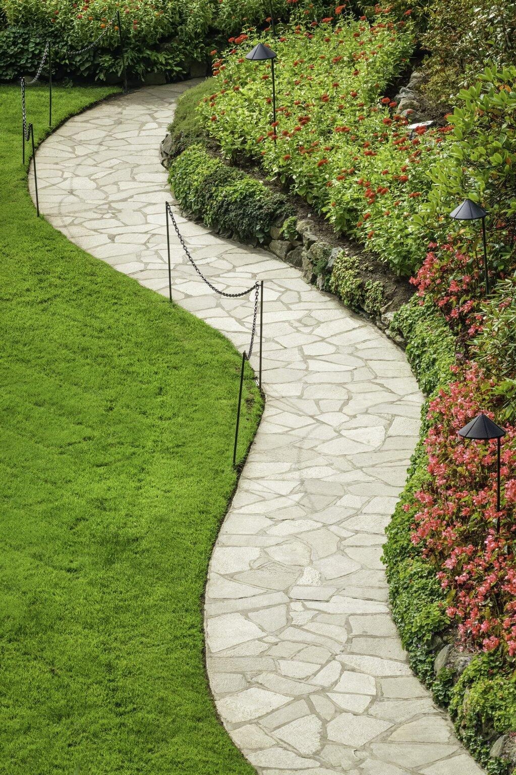How to Achieve a Low-Maintenance Lawn That Impresses